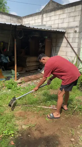 Cangkul Gulma Baja – Solusi Cepat Bersihkan Rumput Liar!”#cangkulgulma #petanisawitindonesia🇮🇩 #fyp #garukgulma 