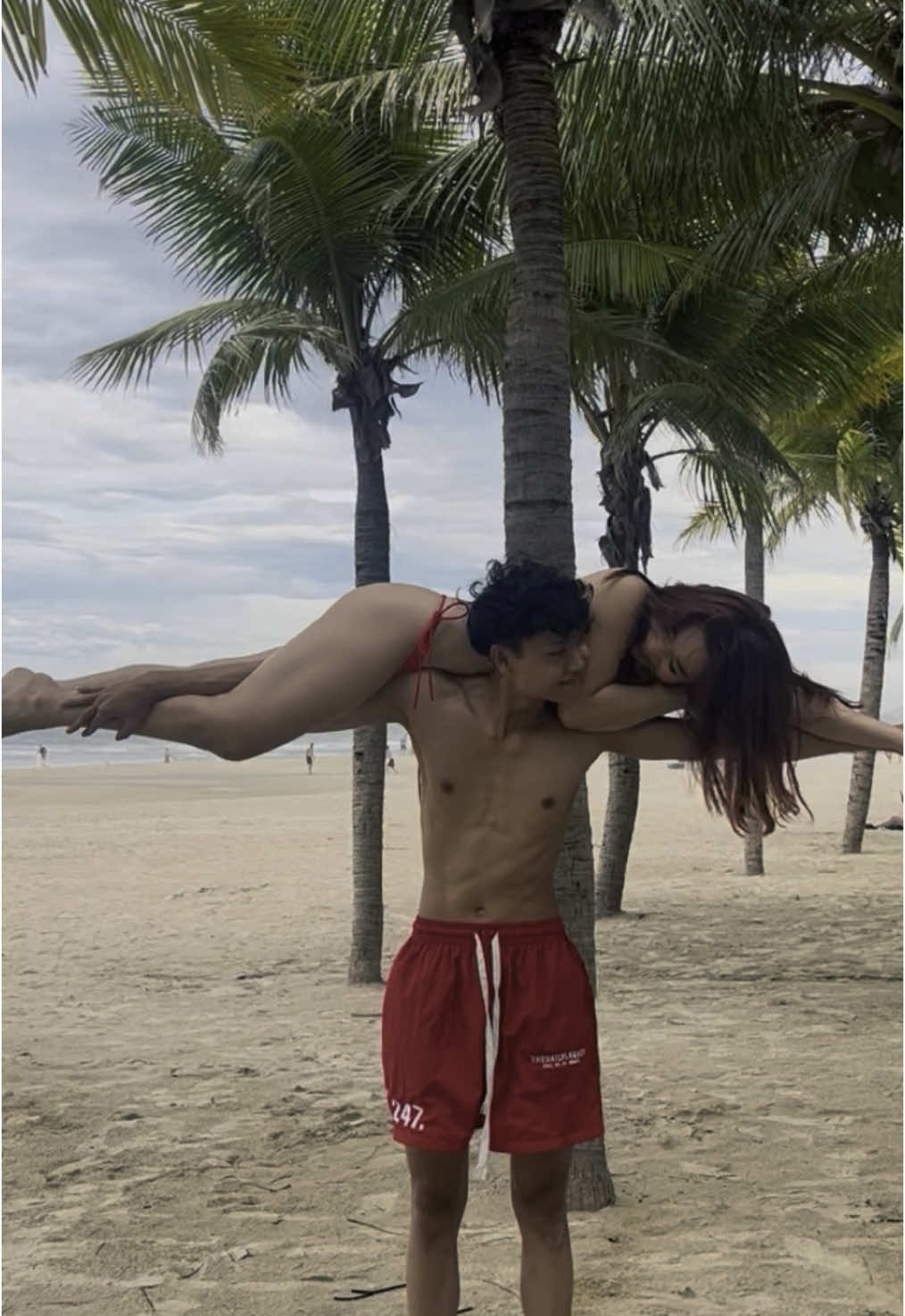 our take on this couple posing trend🤣#beach #couple #trending 