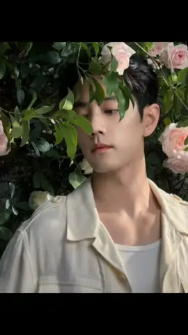Xiao Zhan Studio Weibo updated: ✨ Encounter unexpectedly with someone who shines ✌️ 🎥 Video Credit: Xiao Zhan Melons 🍉 📌 For fan sharing only. No copyright infringement intended. #xiaozhanstudio #肖战 #xiaozhan #trending #fyp 