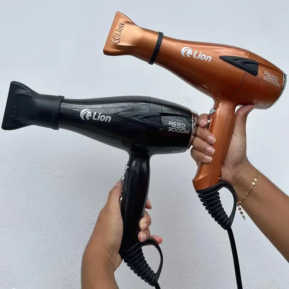 🚀 3000W de potência: secagem ultra-rápida com acabamento impecável. 💨 Fluxo de ar contínuo e estável para resultados profissionais. 💎 Construção resistente e design ergonômico que traz conforto no uso. 🎯 Perfeito para salões de beleza ou para quem busca performance em casa. 📲 Adquira já o seu com a @dlf_cosmeticos, distribuidora autorizada em Goiás. ⚡ Potência que transforma sua rotina capilar em experiência de salão! #DlfCosmeticos #BelezaComProfissionalismo #Lion3000 #SecadorProfissional #HairStyle 