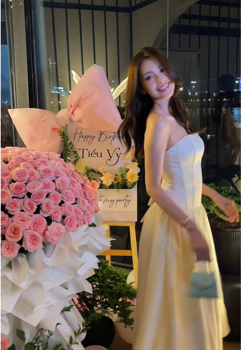 Những bông hoa mềm mại🌸💕 Cảm ơn @Lamant Floral Boutique đã chuẩn bị cho Vy một rừng hoa xinh❤️ #trantieuvy 