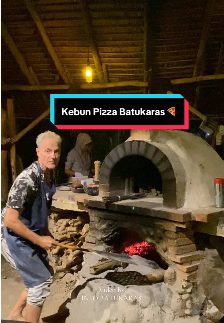 Pizza di Pantai Batukaras, namanya Kebun Pizza 🍕  Bukanya hari jumat, sabtu dan minggu. Mulai dari jam 6 soree guyss 🙌🏻 #infobatukaras #pizza #pizzahomemade #italy #batukaras 