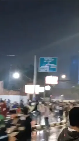 Masa aksi demo FPR bertahan dan semakin memanas disekitar Slipi Jakarta Barat. Malam ini 25 Agustus 2025 #instagram #demo #demodpr #jakarta #dpr https://www.instagram.com/reel/DNxuAf9wt7v/?igsh=MTRiZng3M3BrbG5rYw==