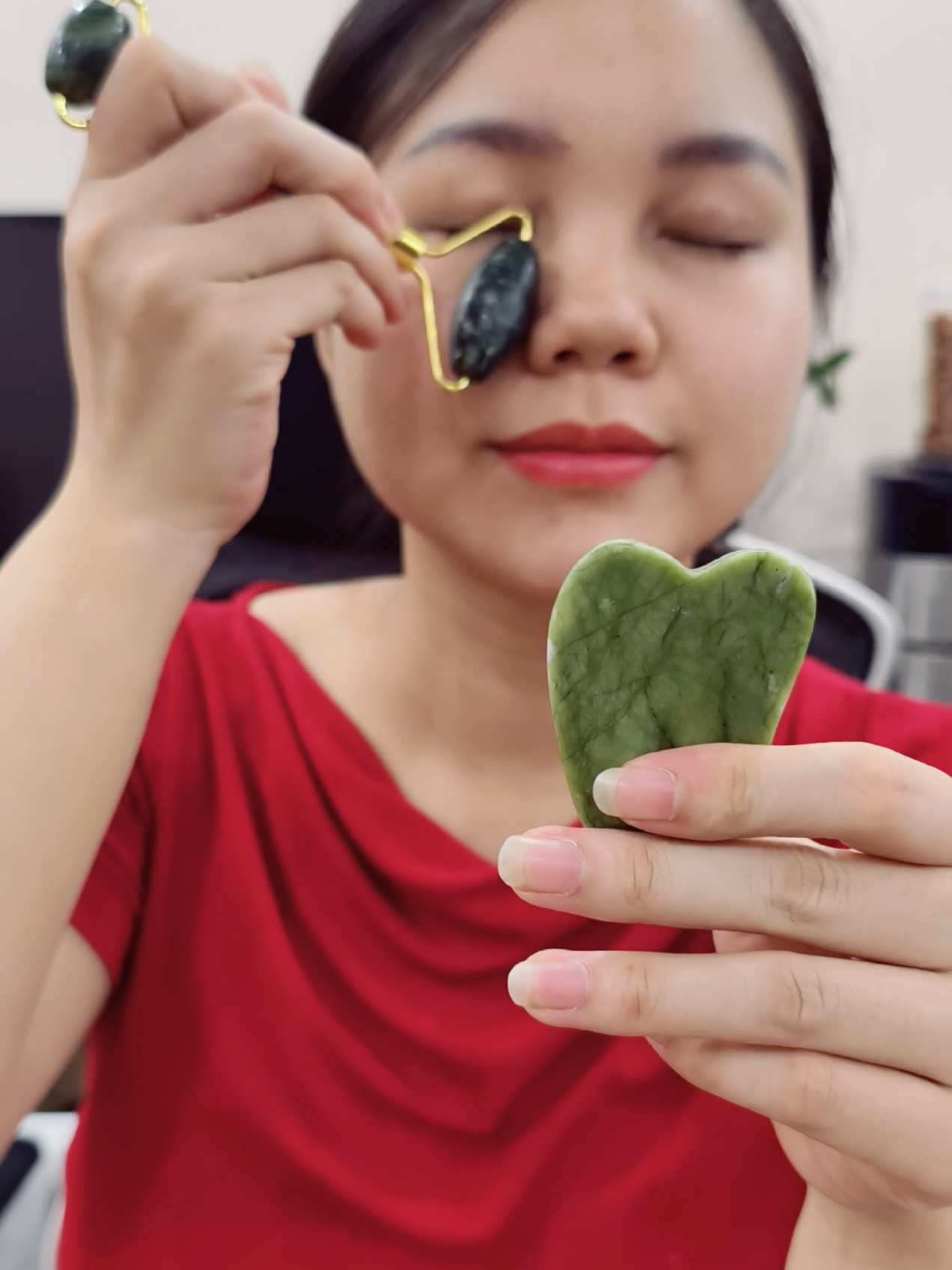 Dụng cụ Gua Sha trên khuôn mặt và con lăn massage chất liệu đá ngọc bích giúp thư giãn tuần hoàn #dungcuguasha #dungcumassage #chamsocsuckhoe #chamsocda #gocvanphongcuatien 