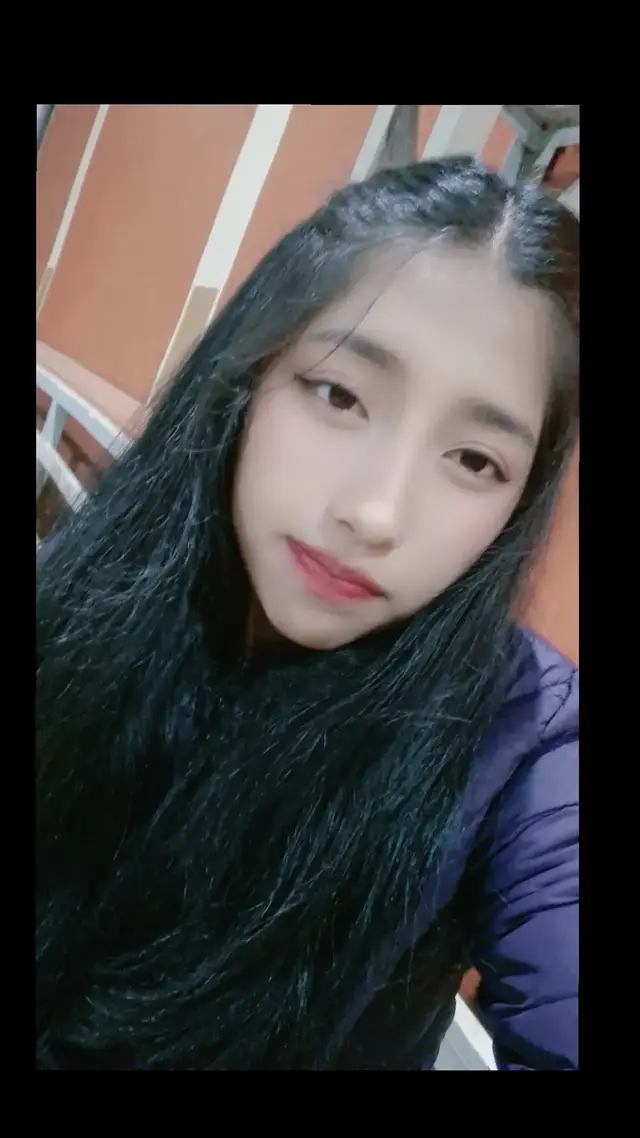 🌑 A veces mi alma se siente cansada, como si llevara un peso invisible que nubla mis días y apaga mi sonrisa. En esos momentos me descubro frágil, con la sensación de que las fuerzas se desvanecen. Sin embargo, dentro de mí también habita una certeza: la tristeza es pasajera, no es un destino, sino un camino que me enseña a resistir. 🌱 Creo firmemente que poco a poco me levantaré, que mis lágrimas regarán nuevas esperanzas y que de esta oscuridad nacerá una luz aún más fuerte. Estoy viviendo un momento difícil, pero también estoy aprendiendo a reconstruirme, a conocer mi fortaleza y a confiar en que esta herida se transformará en cicatriz y aprendizaje. ✨ Tal vez hoy duela, pero mañana volveré a sonreír con más razones y con un corazón renovado… porque sé que saldré de esta. 🥀🥹🙏