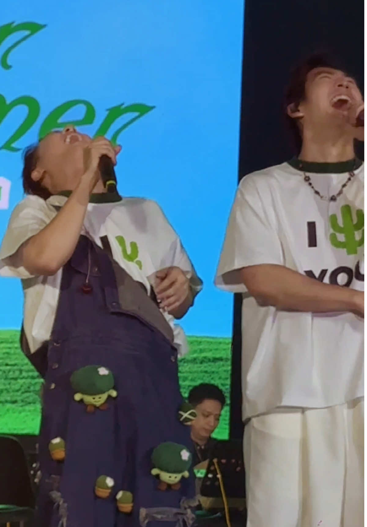 tìm một người nói yêu thương mình thì dễ, tìm một người có thể vì mình mà làm đủ mọi thứ để mình vui thì khó.                                                               - Nhớ vào cái hôm TTDA, anh Minh ảnh ngại vì bị hớ cái động tác của bài MM, ảnh quay sang định lùi vào trong thì thấy anh Duy đang cười rõ to, xong t thấy ảnh mới nói nhỏ với anh Duy là 