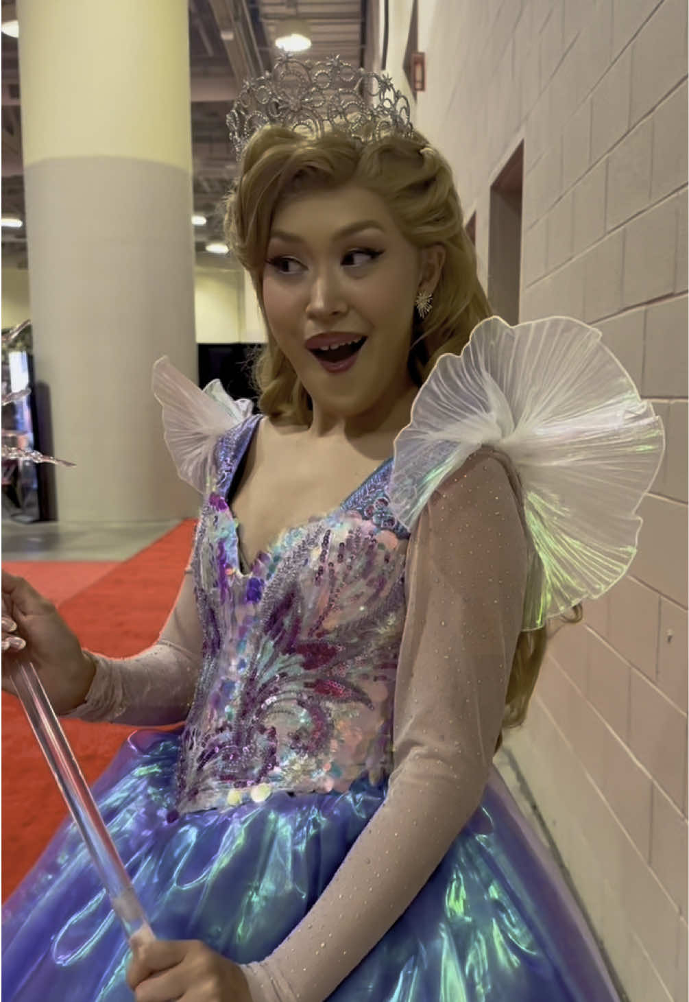 You know we HAD to do this one 😅 @sydthedisnerd 📍: @fanexpocanada  🎥: @sydthedisnerd  Costume and wig made/styled by me 💕 Wand by @averywestover  #glinda #glindacosplay #glindathegoodwitch #glindaandelphaba #glindawicked @Sydney ✨ 