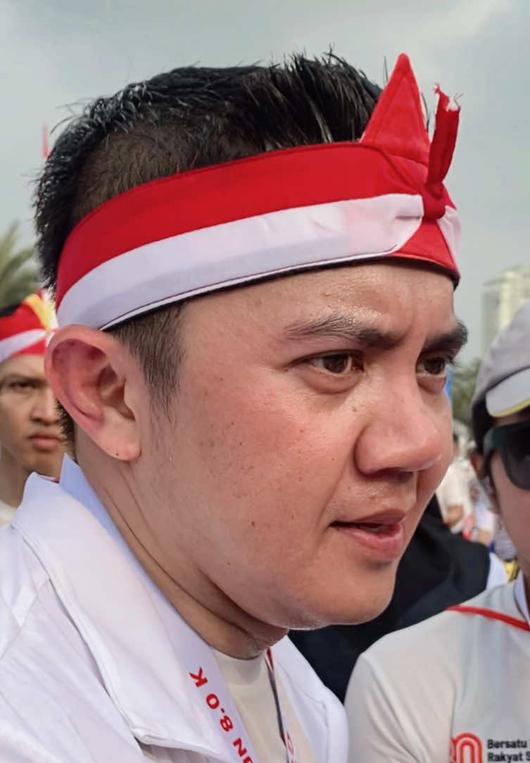 pak tiw: udah salam terus daritadi 😅😅  muak bgt romannya 😭 #teddyindrawijaya #letkolteddy #seskab #ajudanprabowo #mayorteddy 