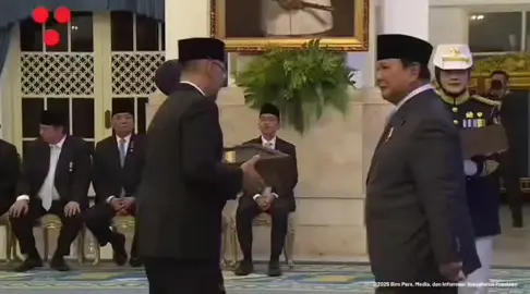 penghargaan diberikan kepada ahli waris kh.maimoen zubair#khmaimunzubair #fypシ゚viral🖤tiktok 