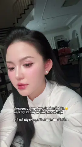 vẫn là phải tẩy trang 🥲 rồi mai ghi hình lại z 😔 . Vài phút trước khi mất điện còn rấc hào hứng , ảnh dưới bình luậnnnn #dạymakeuponline #makeup #sứcmạnhcủamakeup #goclamdepktok #áodaivietnam 