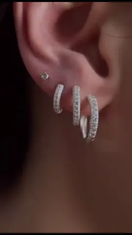✨ Brilho em dose tripla ✨ Esse lindo trio de argolinhas cravejadas banhadas a prata 925 é perfeito para montar combinações estilosas no dia a dia ou arrasar à noite. Versáteis, delicadas e cheias de charme 💎 🔥 Quem aí já imagina esse trio no look? ⸻ #Brincos #Semijoias #AcessóriosFemininos #EstiloDelicado #Argolinhas          