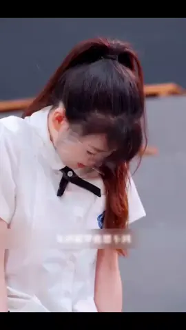 Gadis itu bahkan tidak pernah bermimpi bahwa saat dia diintimidasi, cowok paling populer di sekolah justru berdiri membela dan membela keadilannya