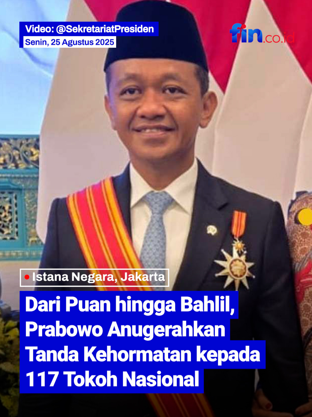Dari Puan hingga Bahlil, Prabowo Anugerahkan Tanda Kehormatan kepada 117 Tokoh Nasional Presiden Prabowo Subianto resmi menganugerahkan tanda jasa dan kehormatan kepada sejumlah tokoh nasional pada peringatan HUT ke-80 Kemerdekaan Republik Indonesia.  Upacara penganugerahan digelar di Istana Negara, Jakarta, di mana Prabowo secara langsung menyematkan gelar tersebut. Sebagian besar penerima tanda kehormatan tahun ini berasal dari jajaran Menteri dan Wakil Menteri Kabinet Merah Putih, serta beberapa Ketua Umum partai politik pendukung pemerintahan Prabowo-Gibran.  Selain itu, tokoh nasional, mantan pejabat negara, hingga almarhum tokoh bangsa juga turut mendapatkan penghargaan. Beberapa nama penerima gelar tertinggi Bintang Republik Indonesia Utama antara lain Puan Maharani, Ahmad Muzani, Sultan Bachtiar Najamudin, Sufmi Dasco Ahmad, Zulkifli Hasan, hingga tokoh nasional seperti Wiranto, Agum Gumelar, Subagyo Hadi Siswoyo, dan AM Hendropriyono. Selain itu, penghargaan Bintang Mahaputera dengan berbagai tingkatan turut diberikan kepada sejumlah tokoh, termasuk Abdul Muhaimin Iskandar, Bahlil Lahadalia, Agus Harimurti Yudhoyono, Hashim Djojohadikusumo, Fadli Zon, hingga tokoh budaya Christine Hakim. Dalam sambutannya, Presiden Prabowo menegaskan bahwa pemberian tanda kehormatan ini merupakan bentuk penghargaan negara atas jasa dan pengabdian para tokoh bagi bangsa. Total sebanyak 117 tokoh menerima tanda kehormatan dalam upacara tersebut, mulai dari Bintang Republik Indonesia, Bintang Mahaputera, Bintang Jasa, Bintang Kemanusiaan, Bintang Budaya Parama Dharma, hingga Bintang Sakti. 📍 Istana Negara, Jakarta #Bahlil #PuanMaharani #GelarKehormatan #HUTRIke80 #PresidenRI #KabinetMerahPutih #Prabowo #Penghargaan