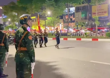 May mắn nhìn thấy em trai đang làm nhiệm vụ trên những thước phim của mọi người,thật tự hào và hãnh diện. Chị đăng cho em để sau này em về còn có cái kể lại với cháu Bia nhé, là cậu đã vinh dự và tự hào như nào khi được kiểm soát trật tự cho mọi người xem thật an toàn 🇻🇳🇻🇳🇻🇳 #chubodoi #A80 #xuhuong 