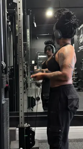 i just wanna be a bicep princess 😭 #biceps #strong #sexy #gymmotivation #gymgirl #armworkout #blackcat #bodybuilding 