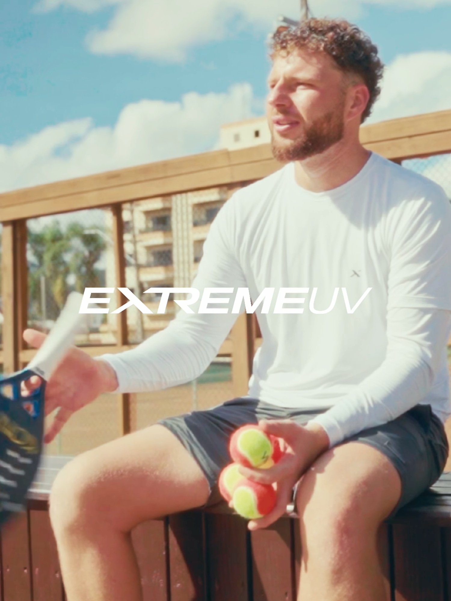 Extreme UV SERIES Esporte - Beach Tennis parte 1 Jogar mais RÁPIDO, ou mais DEVAGAR... o que vai te ajudar mais no jogo?   O tempo tem muito a ver com a velocidade da bola, onde, uma bola mais rápida faz com que você e seu adversário tenham menos tempo, e uma bola lenta faz com que você e seu adversário ganhem mais tempo!   👉 Bolas com uma parábola mais alta geralmente fazem com que você ganhe tempo, pois elas vão ficar mais tempo viajando no ar, enquanto que bolas mais retas caem rapidamente na quadra do adversário.   Uma boa leitura de jogo é extremamente importante, quando seu adversário te dá um bom lob, te jogando lá para trás da quadra, sua escolha mais inteligente é devolver bolas lentamente, ganhando tempo para voltar e se posicionar.    👉 E como posso tirar tempo do meu adversário? Se posicionar de forma que você pegue as bolas mais em cima e devolva rapidamente faz com que você tire tempo do seu adversário. Outra situação seria quando você desequilibra seu oponente, fazendo com que ele chegue quebrado nessa bola, nesse caso, a sua devolução perfeita seria uma bola rápida, tornando a devolução dele difícil ou nula!   Essas dicas são ótimas para quem deseja jogar Beach Tennis com foco em resultado, cuidando de todos os detalhes, onde cada movimento importa!   No vídeo, Barrinha usa nossas Camisas Térmicas, elas funcionam muito bem para Esportes no frio, mantendo você aquecido, dispersando o suor e não deixando seu corpo gelar!  Além disso também possui Proteção Solar, pois até mesmo no inverno há incidência dos Raios do tipo UVA, os mais maléficos e causadores de doenças como o câncer, presentes até nos dias nublados e chuvosos!    #extremeuv #roupauv #beachtennis #esporte #sol #protecaosolar