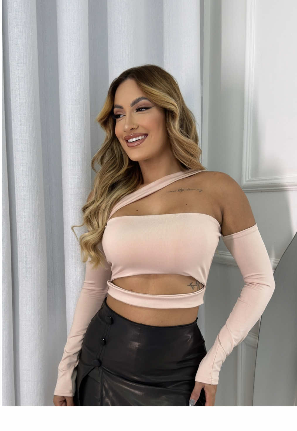 ✨ Cropped Maya ✨ O queridinho estilo gringo que valoriza a silhueta e transforma qualquer look em puro estilo! 🔥 Com recortes modernos e manga longa, é a peça perfeita pra arrasar em festas, rolês e até no dia a dia. #tiktokshop #modafeminina #cropped #look #achadinhos 