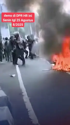 aksi unjuk rasa berahir ricuh Senin 25/8/2025.hingga ada nya aksi pmbakaran MTR di depan gedung DPR .#gedungdprri #aksiunjukrasa#masyarakat#nkri#demonstran