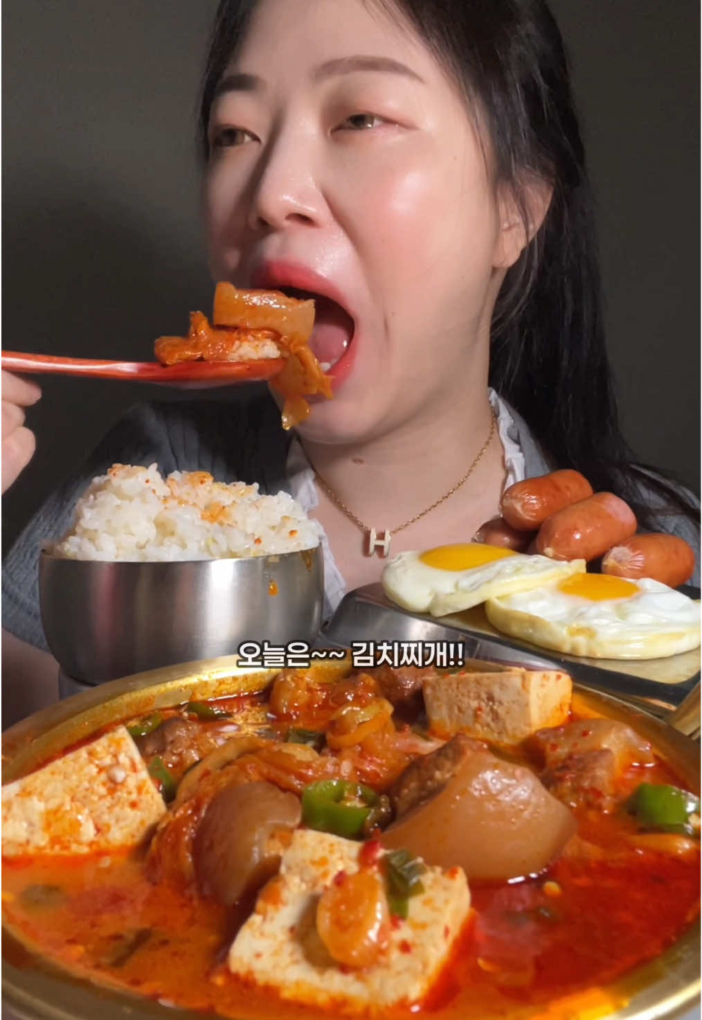 김치찌개 비엔나 후라이 아 잊고 살았어,, 내 소울푸드 김치찌개ㅠ 앞으로 자주 먹어야겠어용!! 완전 맛있당! . . #김치찌개 #김치 #mukbang #먹방 #kimchi 