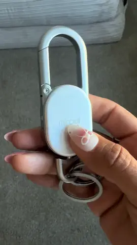 🔑✨ ¡Di adiós a perder tus llaves! El llavero inteligente Miroddi funciona con Apple Find My 📲, tiene GPS integrado, es recargable 🔋, resistente al agua 💧 y hecho en acero elegante 🖤. Ideal para 🚗 llaves del carro, mochilas 🎒 o como regalo especial 🎁. ¡Pequeño, práctico y súper útil! 🙌 @Miroddi Global 