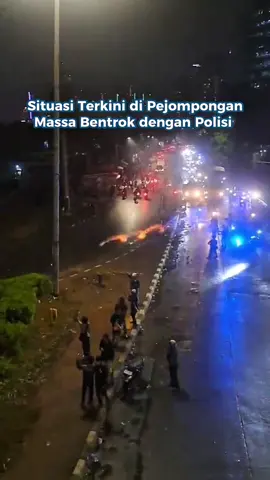 Bentrokan terjadi antara massa dan polisi di Jalan Pejompongan Raya pada pukul 21.00. Polisi menembakan gas air mata untuk membubarkan massa yang bertahan. Sebagai informasi, aksi massa berimbas pada perjalanan KRL. Saat ini, KRL rute Rangkas Bitung-Tanah Abang dan Serpong-Palmerah hanya sampai stasiun Palmerah. Kereta Palmerah-Tanah Abang masih belum bisa beroperasi. Video: Ardito Ramadhan Produser: Yuna Fikry #demo #dpr #infokrl #krl #liputan  