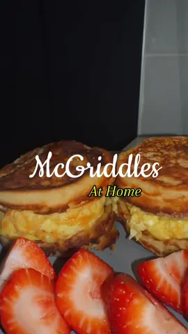 BREAKFAST ON THE GO 🥞🍳 If you have 10 minutes to spare in the morning 🥰🥰 #mcgriddle #Mcgriddlepan #PancakeMcgriddle #mcgriddleathome 