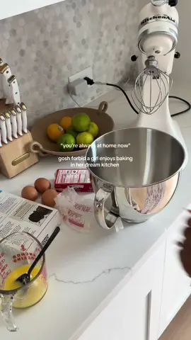 Thankful for a home I can make filled with the smell of freshly baked chocolate chip muffins 🤎🏡👩🏽‍🍳🍪🧁 #bakingszn #cozyathome #Home #homeinspo #kitchenaidmixer 