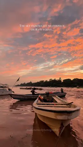 The Ravi holds history in its flow, but today… it held the most magical sunset😭💙 Follow For more: @maliknaveedphotography  . . . . . . . . . #pakistan #photography #maliknaveedphotography #lahoreaikishq #raviriver #history #pakistan #rain #travelpeacefulpakistan #travelpakistan #pakistani #riverravi #rainyday  Sunset in lahore, golden hour in Lahore, river ravi, Kashtiyan,