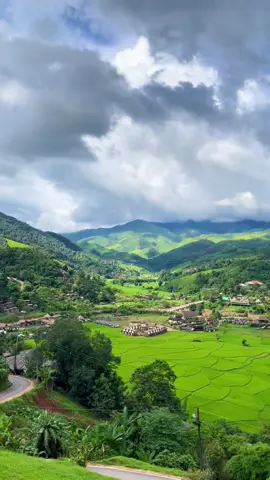 สวยเหมือนภาพวาดไม่เกินจริง ยืนมองสถานที่จริงยังคิดนะ ว่ามีสถานที่แบบนี้อยู่จริงๆหรอ #สะปัน #หยุดเวลาคาเฟ่ 
