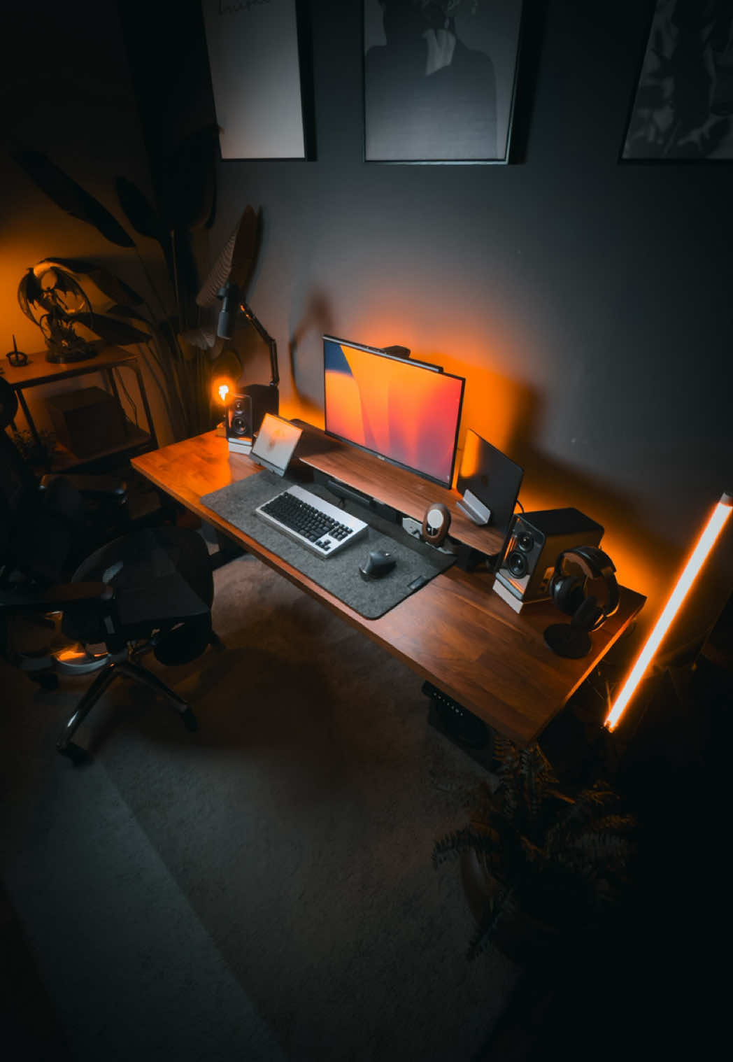 Simple lighting and shot list tutorial for your next Apple product unboxing… 👀  Y’all loved the behind the scenes so I added some illustrations to better depict how these scenes were shot. Honestly lighting makes or breaks a shot — you can see that in all of these scenes, I’m shootjng the shadow side, with the single light source being opposite or perpendicular to the camera.  I’m using a bi-color COB light with a 65cm softbox for these shots, except for the first one in which I’m using an inflatable tube light.  Let me know if this helps! #cinematic #videography #lighting #tutorial #cinematography