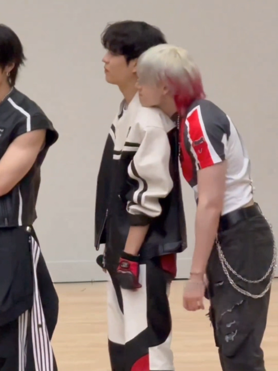 This puppy gets away with everything #bangchan #seungmin #chanmin #straykids #skz 