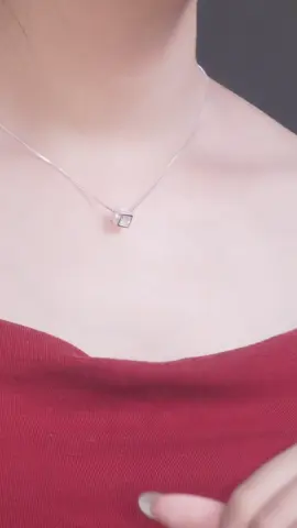 D0136 Dây chuyền bạc lập phương đính đá Cube. Một chiếc cube nhỏ, nhưng khiến tổng thể outfit “chất” hơn hẳn  #daychuyenbactlee #lactaybactlee #trangsuc #khuyentaibactlee #tleejewelry 