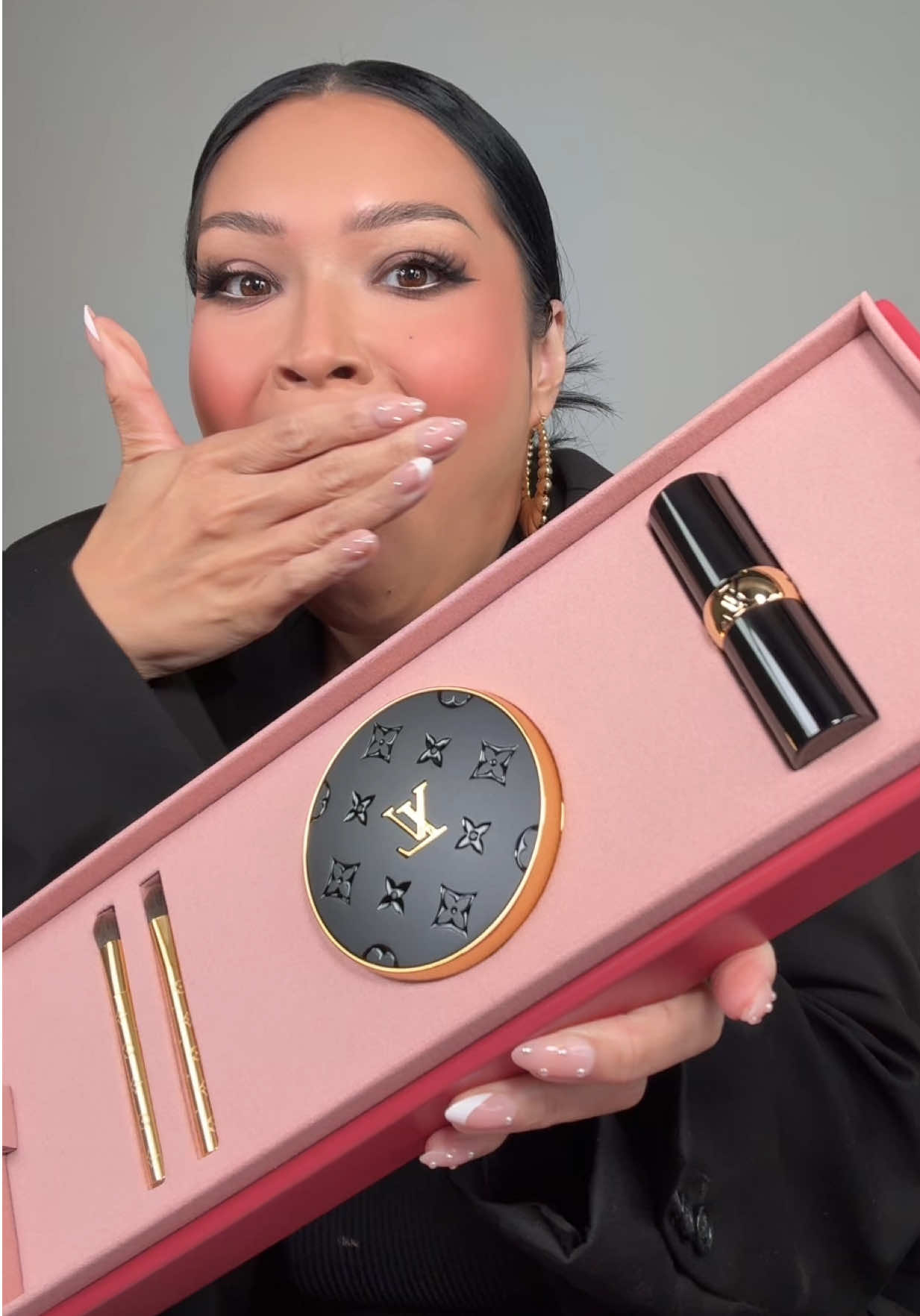 LOUIS VUITTON MAKEUP?!  The fashion house of the century launched the most talked about beauty line ever : La Beaute. I have been waiting for this since they announced it earlier this year.  There has been so much talk online about prices, worth & quality but as a true beauty lover I am truly ready to immerse myself into La Beaute because of Dame Pat McGrath and get my hands on my first pieces!  La Beaute’s first drops features lipsticks, lip balms & eyeshadows! Am I excited for foundation and eyeliners? Absolutely.  Thank you to the @Louis Vuitton team for sending this piece of beauty history my way - I will treasure it forever! It’s going in the beauty archive!  #louisvuitton #labeaute #unboxing #makeup #beauty