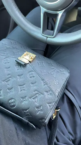 Los escenciales de ustedes también son snacks ??? #bagessentials #girlythings #fyp #parati #fypシ 