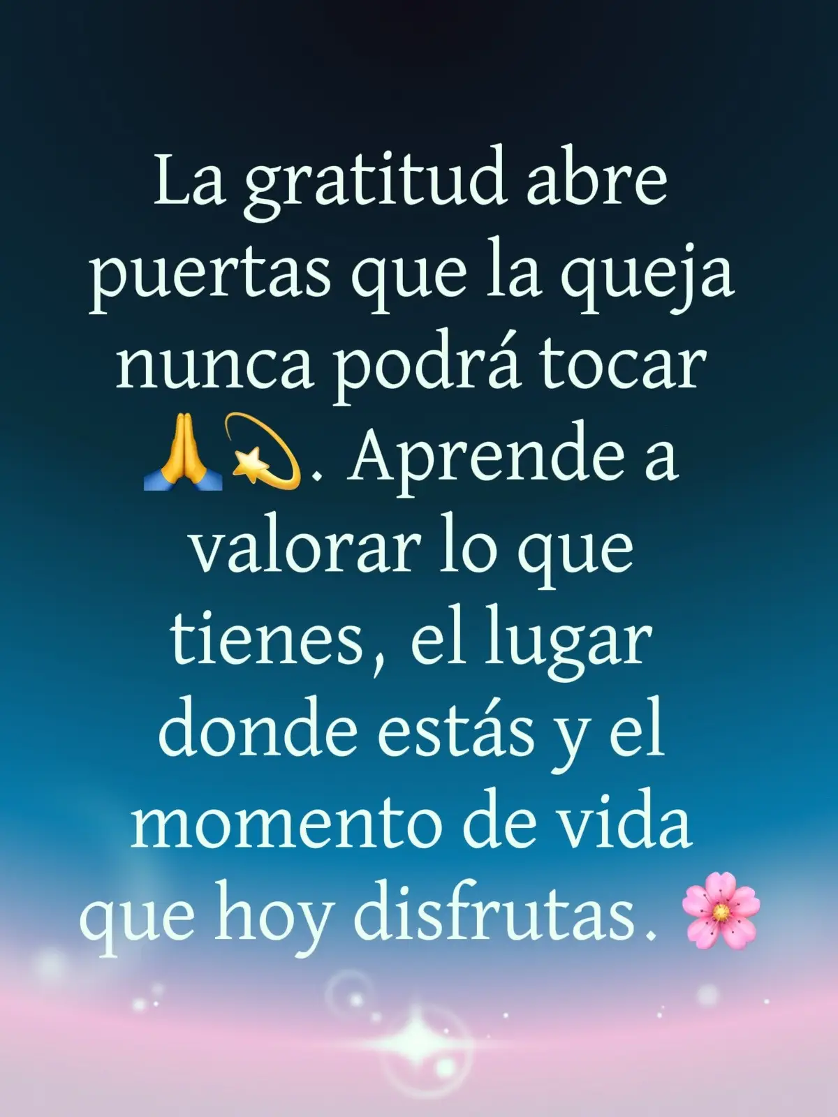 La gratitud abre puertas que la queja nunca podrá tocar 🙏💫. Aprende a valorar lo que tienes, el lugar donde estás y el momento de vida que hoy disfrutas. 🌸 #ReflexiónDeVida #AgradeceSiempre #BuenosDiasFamilia #GratitudDiaria #MotivaciónTikTok