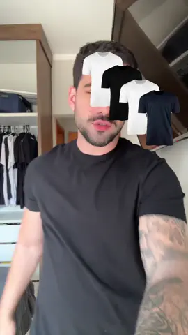 Comprei esse kit com QUATRO camisetas básicas aqui no tiktok com muuuito desconto 