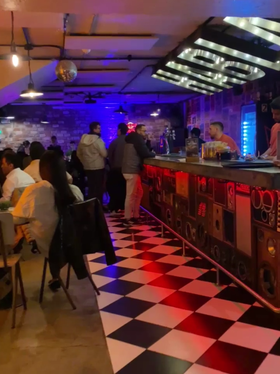 Noche de ✨SOUL & JAZZ ✨ en los miércoles de JAZZ JAM de @jazzenlima en Habla bar @hablabar_pe @naiahoteles @Pola Dávila Music  @itspoladavila @emi_and_the_piano.music @jimoliberbass @pellejobatera  📽️ @mrpussie  #lima #peru #miraflores #soul #guitar #jazz 