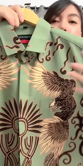RICK TIMOFEY Baju Kemeja Batik Pria, cutting slim fit dengan furing. Motifnya modern, cocok untuk anak muda!