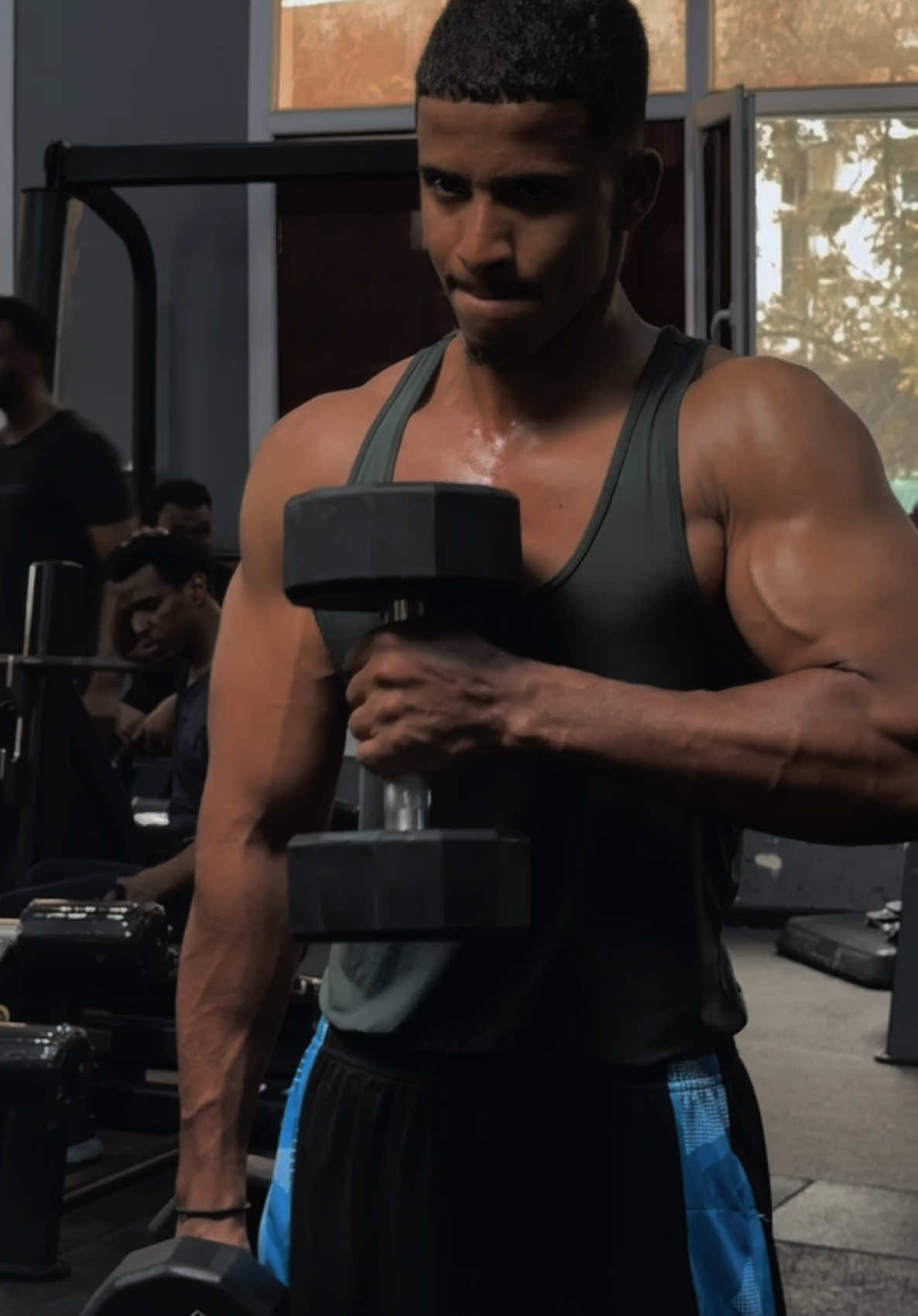 🚀🦍 #menphysique #GymTok #aesthetic #workhard #bicep 