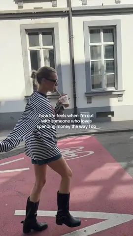 shopping addict feeds the shopping addict @febedigiuseppe 