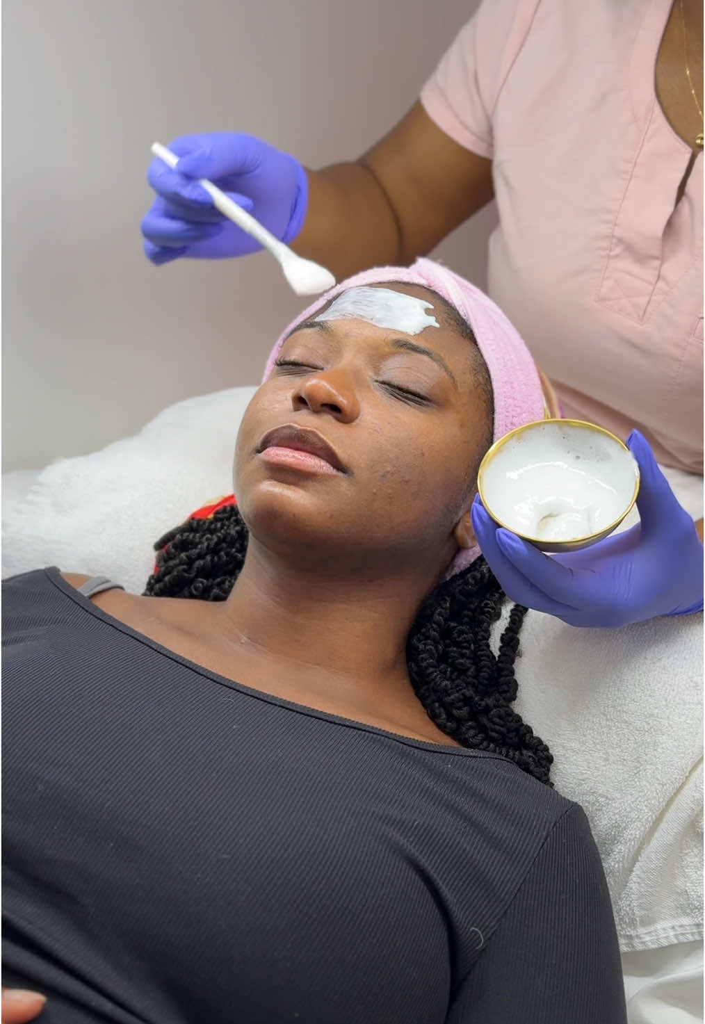 Oxygen Treatment for my girl 💕 ☁️  This solid state of oxygen is great for:  ✨ acne  ✨ rosacea  ✨ redness  ✨ telangiectasia  ✨ aging skin  ✨ healthy glow  Link in bio to get glowing! 💕 #fyp #oxygenfacial #oxygentreatment 