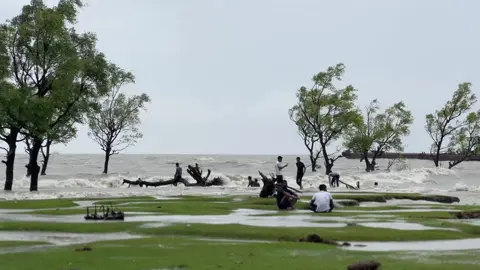 বলুন দেখি কোথায় যাই কোথায় গেলে শান্তি পাই ভাবিলাম বনে যাবো তাপিত হিয়া জুড়াবো সেখানেও অর্দ রাএে কাঁদে মৃগি কম্পগাত্রে শান্তি খুঁজে বেড়ালেই কি শান্তি খুঁজে পাওয়া যায়...!