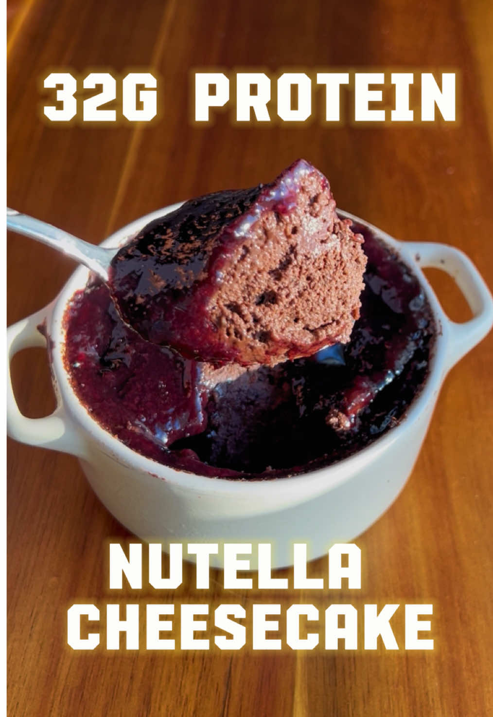 4 malzeme, 32g Protein Nutella Tadında Yoğurt Cheesecake! Takip et ve tarifi kaydet 📌 Denersen @guneycooks etiketlemeyi unutma! 1 porsiyon (sossuz) için besin değerleri: ▪️230 Kcal | 31.8g Protein | 6g Karbonhidrat | 8g Yağ 💰 1 dilim maliyeti: 55 TL Malzemeler: -3 yemek kaşığı yoğurt/quark/labne -1 yumurta 🥚  -1 dolu ölçek (30g) @proteinocean protein tozu (choco nut aroması kullandım) 💪  -1 yemek kaşığı kakao *Sos olarak şekersiz yaban mersini reçeli kullandım ancak herhangi bir meyve ya da çikolata sosu olur. 🍇  ➡️ Tüm malzemeleri karıştırıp mikrodalga fırında yüksek ayarda (800 watt) 1.5 dakika kadar pişirin. Oda sıcaklığına geldikten sonra buzdolabında en az 3-4 saat dinlendirin. Fırın: 180 derece 12-15k Airfryer: 160 derecede 10-12dk 🕵️‍♂️ Eğer daha akışkan bir kıvam isterseniz protein tozunu 1/2 ölçekte tutup 1 yemek kaşığı tatlandırıcı ekleyin. Proteinocean.com websitesinden “guneycooks” koduyla %10 indirimli alışveriş yapabilirsiniz. 💪  #reklam #isbirligi #sağlıklıbeslenme #Fitness #guneycooks #highprotein #diyet #bodybuilding #cheesecake 
