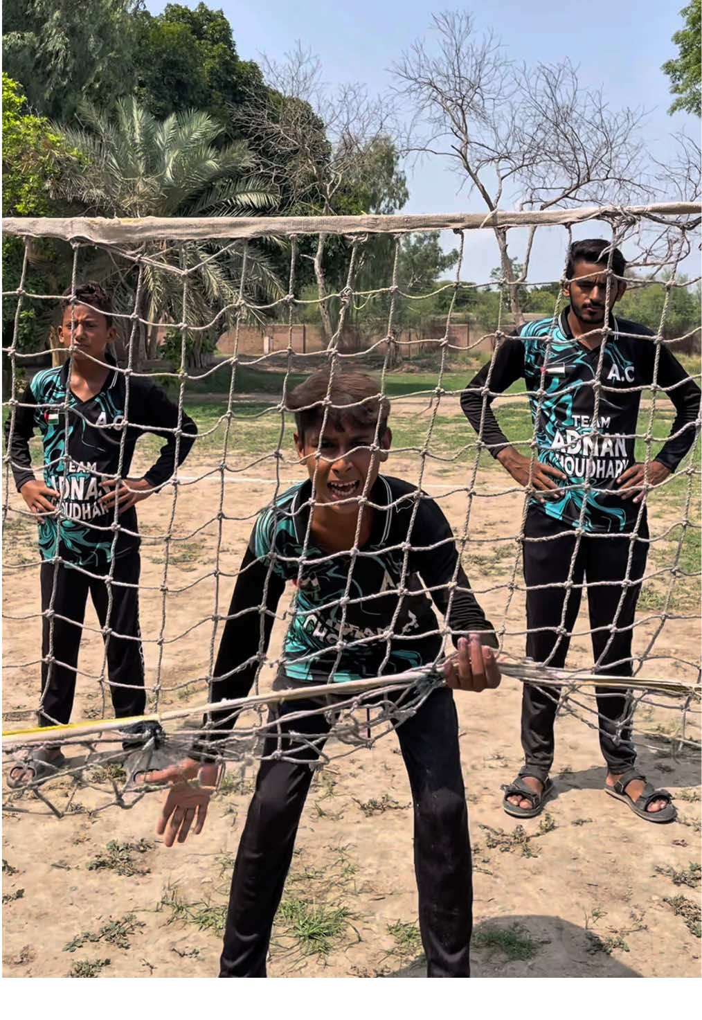 Kis kis ny asy volleyball 🏐 khayle hai 😂😂✅#foryou #grow #account #funnyvideo #fyznrao @Fyzn Rao @Faizan Rao @Adnan choudhary TikTok team can’t review my video 