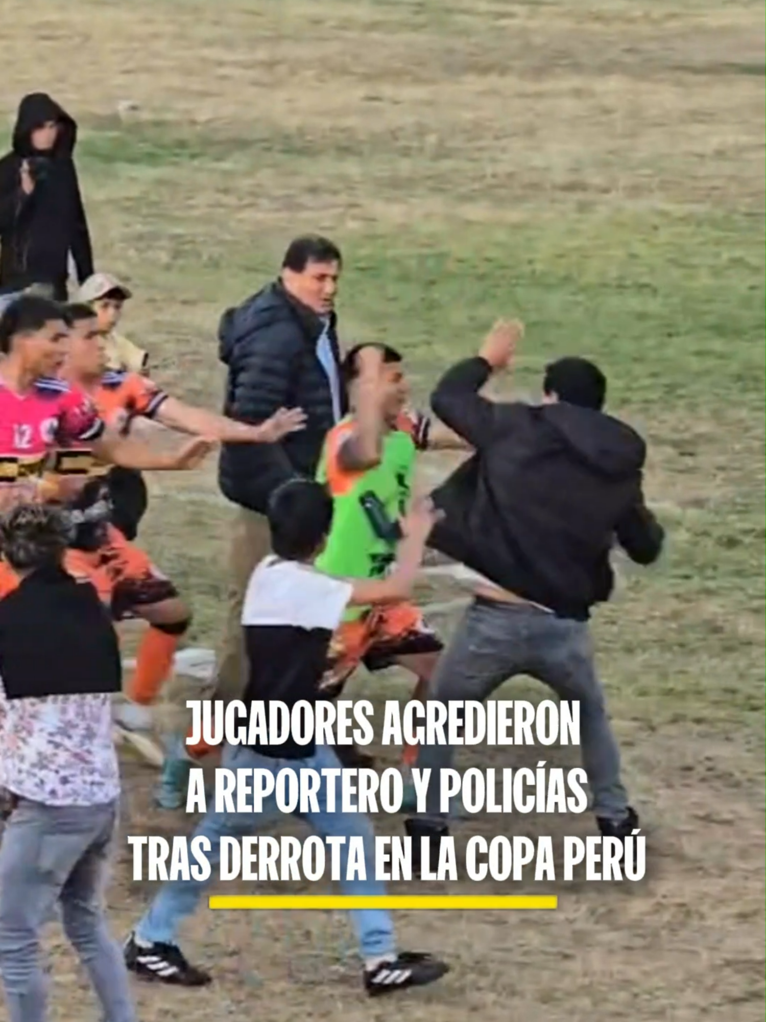 🔴Agredieron a reportero en la Copa Perú. Tras la derrota en la final de ida de la etapa departamental de la Copa Perú entre Las Palmas de Chota y ADA Cajabamba, jugadores y miembros del equipo técnico del ADA Cajabamba reaccionaron violentamente agrediendo a un reportero y a miembros de la Policía Nacional. 📌Más información en latinanoticias.pe