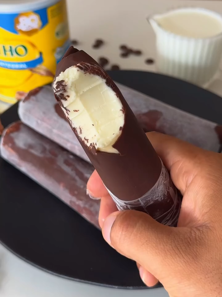 Vender geladinhos gourmet é mais do que um negócio😍🔥 È uma oportunidade de faturar com algo delicioso e irresistível! 🍦💰 Criar sobremesas exclusivas que vão encantar muitas pessoas🤩📈 Não há limites para o potencial de lucro que você pode alcançar.🤩📈 ✔Comente “Eu quero “ para saber mais! Clique no link em nosso perfil😍 👇👇👇 @lovegeladinhos . . . . . . #sacole #sacolegourmet #sacolé #flaugourmet #dindin #dindingourmet #trabalhoemcasa #mãeempreendedora #verão #verao2025