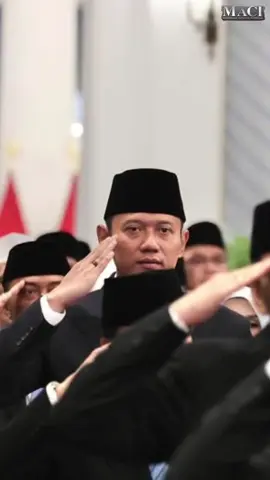 Presiden Prabowo Subianto memberikan penghargaan tanda jasa dan tanda kehormatan kepada Menko Infrastruktur dan Pembangunan Kewilayahan, Agus Harimurti Yudhoyono (AHY), berupa 
