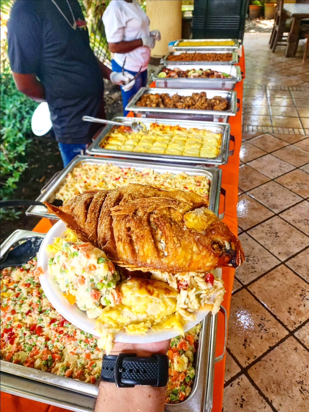 Mira todo lo que te incluye: un delicioso y exquisito buffet con pescado frito entero, un trago de bienvenida, café todo el dia, fogata a la puesta del sol, animación, dj, concursos, bailes, regalos sorpresas. El uso de nuestra propiedad; preciosa playa, refrescante piscina, dominó, billar y demás amenidades! RD$1500 pesitos adultos y RD$1,350 Adolescente (de 12 hasta 17 años) Las bebidas la tendremos a la venta a precios muy asequibles! No incluye transporte! Niños NO pagan, el buffet de los niños no incluye el pescado! Si vienes a festejar tu cumple con 10 adultos te regalamos tu bizcoho! Grupo de mujeres solas de 8 o más tienen un servicio de ron gratis! Puedes reservar con tan solo 500 pesitos y pagar el resto el dia del evento!  Y si quieres aprovechar los descuentos que tendremos en todas las bebidas quédate con nosotros hasta las 8:00 PM! ¡¡¡CUPO LIMITADO!!! #VillaLaCasaDePlaya el mejor lugar para olvidarse del resto del mundo!