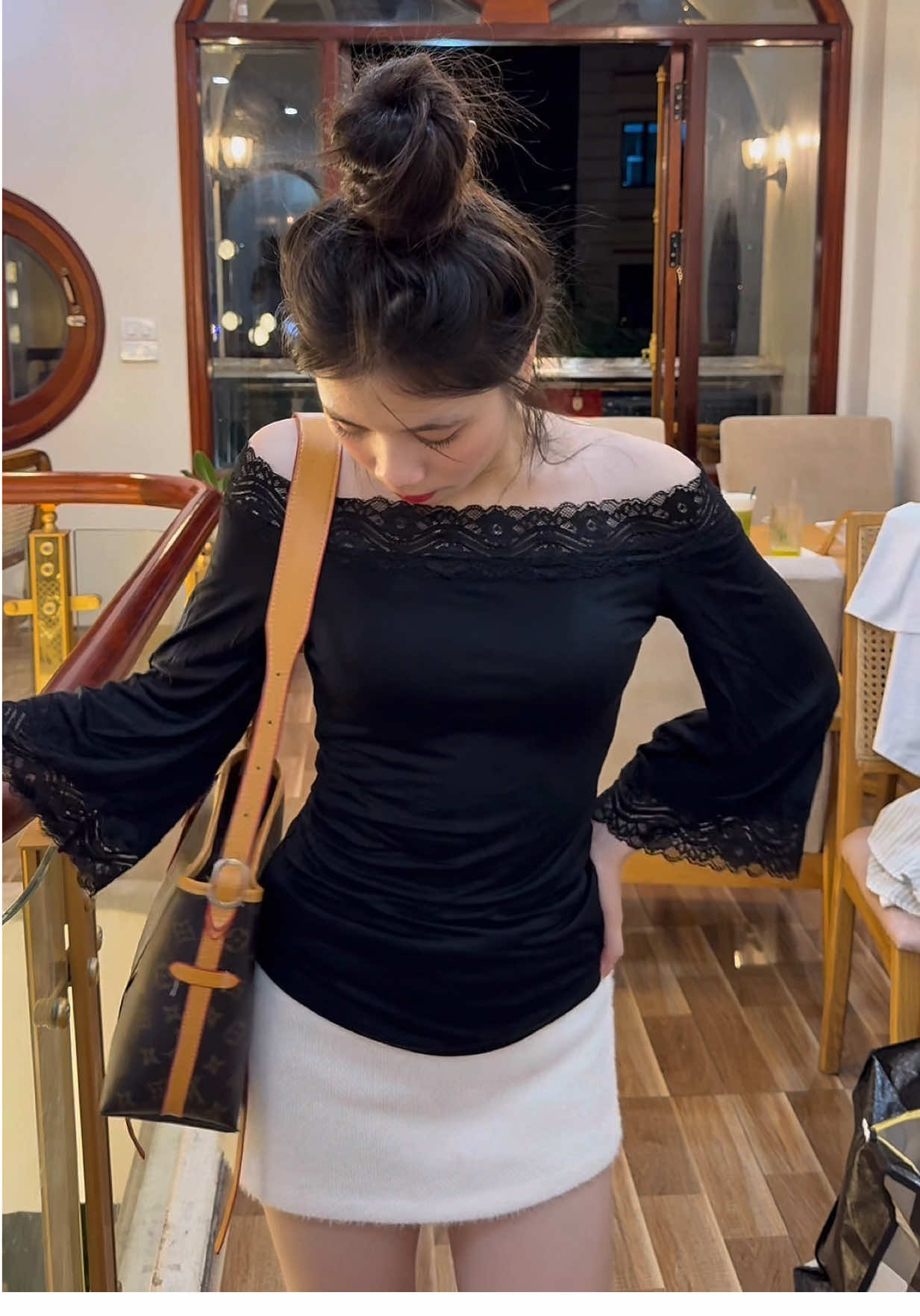 Áo trễ vai phối ren sang chảnh