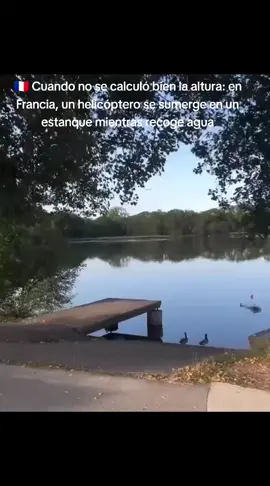 🇫🇷 Cuando no se calculó bien la altura: en Francia, un helicóptero se sumerge en un estanque mientras recoge agua Los pilotos del Morane 29 